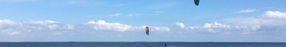 Kitesurfen im Sommer in Loissin auf der Ostsee